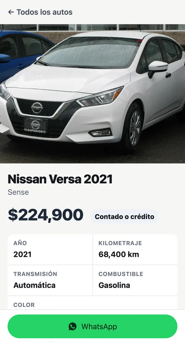 Un auto en la página del lote vista en el celular: precio, forma de pago, datos y botón de WhatsApp